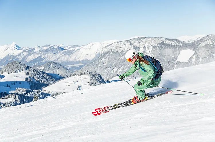 skifahrerininderregionkitzbueheleralpenbrixentalmirjageh.jpg